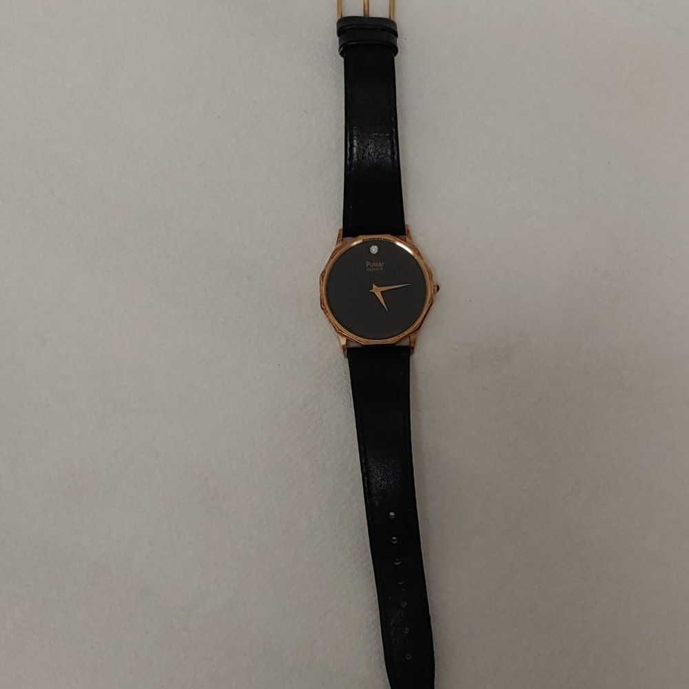 Vintage PULSAR QUARTZ WATCH diamond at 12:00